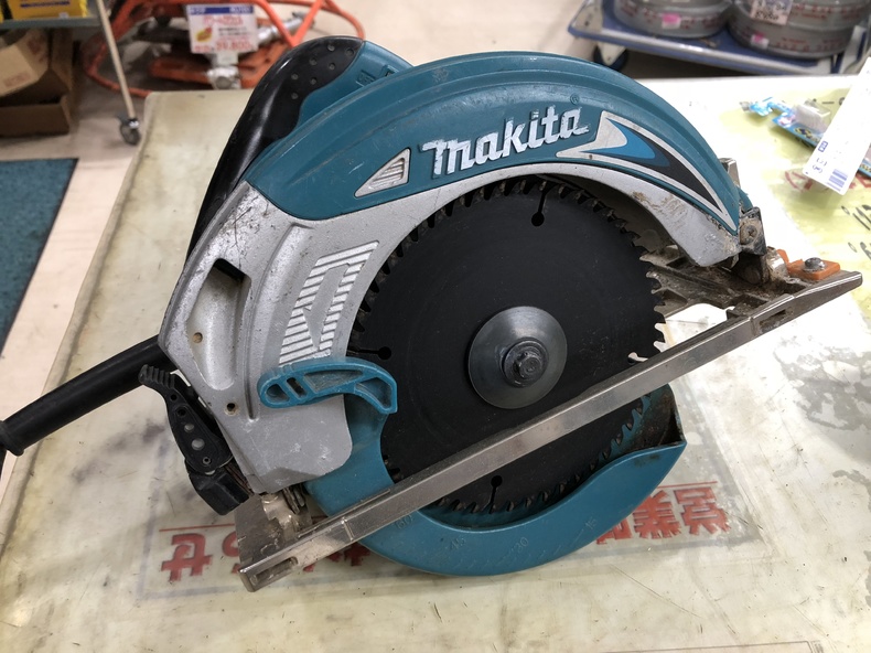 マキタ Makita 電気マルノコ(逆勝手) 5832BLA：工具屋「まいど！」+